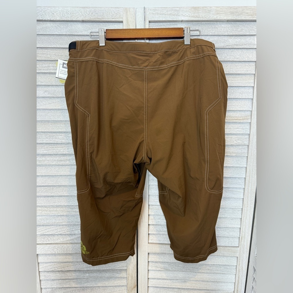 Novara NWT Women’s Flip Capri Bike Shorts Size XL - Picture 3 of 6